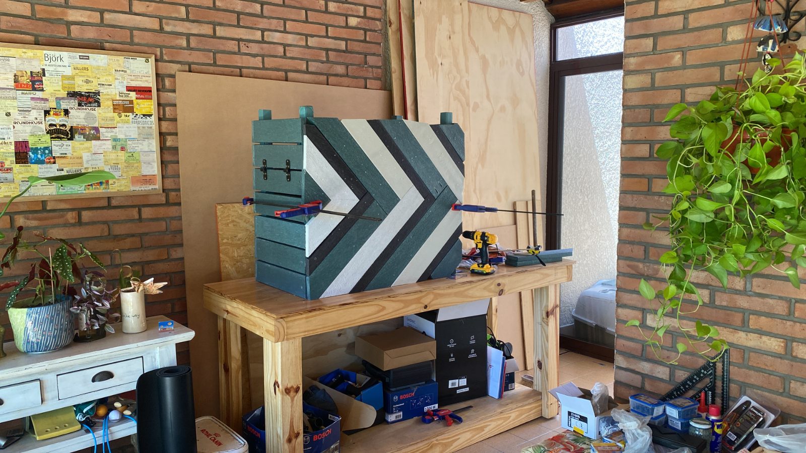 El taller de Casa Verde con una compostera en construcción