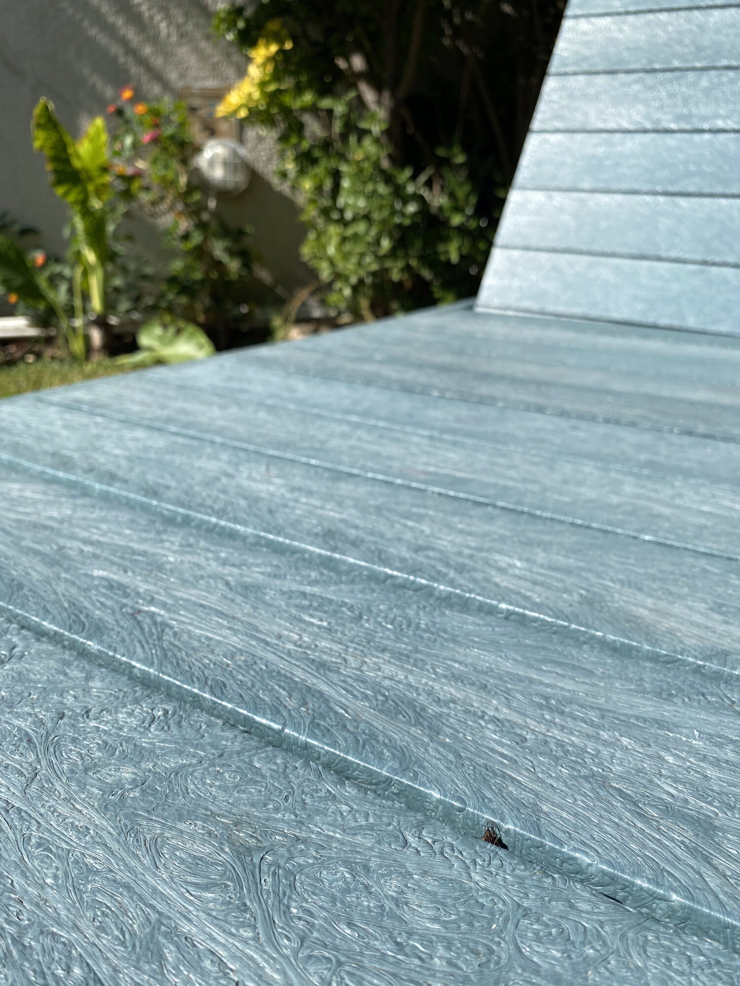 Superficie de la madera plástica al sol: vetas en remolino